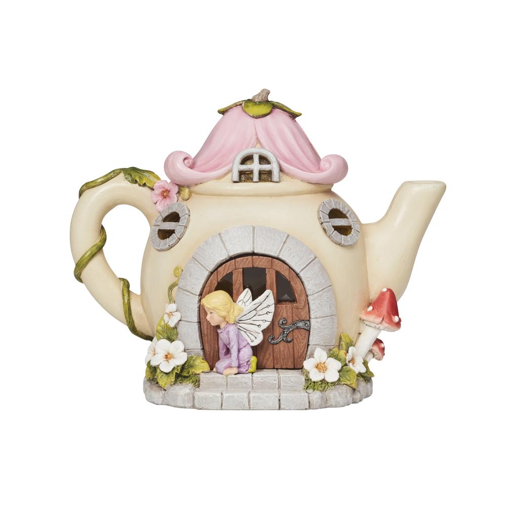 Feenhaus in Form einer Teekanne vor weißem Hintergrund.